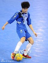 组图：EXO鹿晗等驰骋球场 Beast组进球获胜