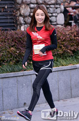 组图：宋智孝等参加长跑活动 俊美夫妇携手亮相