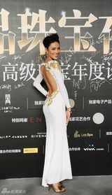 组图：黄奕斑马纹抹胸裙亮相晚宴 笑对不和风波