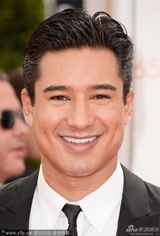 组图：艾美红毯男星马里奥·洛佩兹灿笑迷人