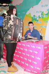 组图：朴宰范呼吁歌迷为海难祈祷 不知尼坤恋情