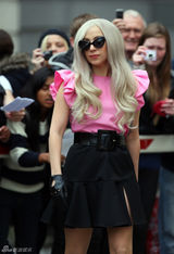 组图：Lady Gaga粉装黑裙亮相伦敦 高跟鞋抢眼