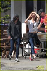 组图：暮光女低胸短袖露小蛮腰 心情放松现赘肉