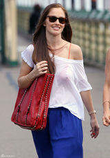 高清组图：敏卡-凯利街拍 露肩上衣搭配蓝色长裙