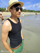 组图：高云翔董璇巴厘岛沙滩漫步大秀恩爱