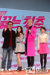 组图：《热血青春》试映 李钟硕亮粉西装抢镜