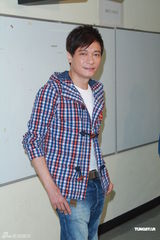 组图：罗嘉良亮相无线饮食节目晒爱的纹身