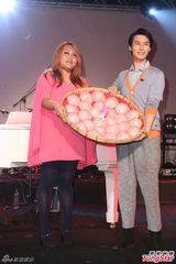 组图：壮仙女想喂胸前寿桃 严爵庆生吓到忘词