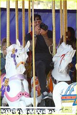 组图：贝克汉姆夫妇带子女游玩迪士尼 小七卖萌