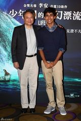 组图：李安《少年PI》台湾首映 男主角行跪拜大礼