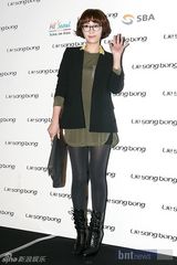 组图：具荷拉柳真等艺人出席韩国设计师时装展