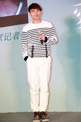 组图：杨宗纬新专辑《初·爱》大获好评