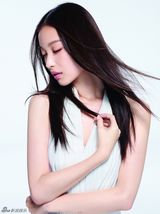 组图：倪妮红白玫瑰裸妆写真 清新魅惑展可塑性