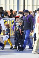 高清组图：贝克汉姆带三个儿子迪斯尼乐园游玩