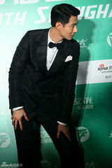 组图：韩星赵寅成上海电视节卖萌耍酷逗粉丝