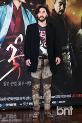 组图：严泰雄《刀与花》发布 CN正信正装帅气