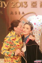 组图：房星彤爆冷摘亚姐后冠 奖杯是生日礼物