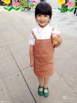 组图：童年小龙女演员超萌生活照 可爱似洋娃娃