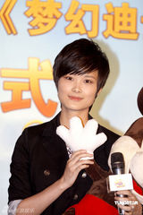 幻灯图：李宇春代言网游 否认将出演《新龙门客栈》