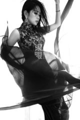 何洁镂空新娘装薄纱起舞 赫子铭半裸秀肌肉(图)