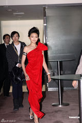 高清图：大S喜庆红裙大赞老公 期待迎接家庭新成员