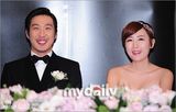 组图：韩星HaHa大婚 记者会上吻新娘