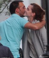 组图:艾玛-沃特森与帅导演密会 亲密贴面显暧昧