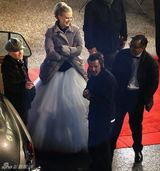 组图：《摩纳哥的格蕾丝》片场 基德曼白纱优雅