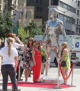 组图：贝克汉姆内衣雕塑亮相纽约引路人围观