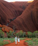 组图：凯特访原住民换两套靓裙 手握花蛇不害怕