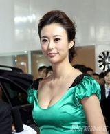 组图：兽兽连衣短裙优雅亮相 低胸装微泄春光