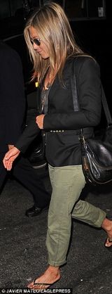 组图：安妮斯顿短裙亮相代言 帅气装扮现身街头