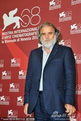 组图：竞赛片《内陆》发布会 女星黄衣配蓝裤抢镜