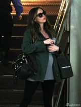 组图：梅根-福克斯挺大肚现身 爱子叼奶嘴萌呆