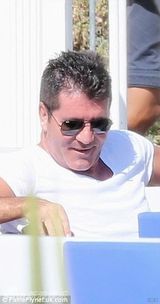 组图：人妻劳拉手遮孕肚西蒙护驾 遭狂风掀底