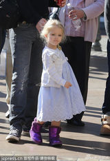 组图：艾米-亚当斯当街湿吻老公 爱女金发甜美