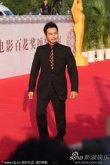 组图：连凯亮相百花红毯 黑色西服帅气