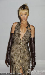 组图：第32届全英音乐奖 蕾哈娜深V露背秀美腿