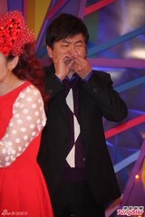 组图：Selina红裙俏皮 鸡排妹狂挤浑圆半球抢眼