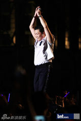 组图：PSY首尔开唱 神曲《江南Style》引爆现场