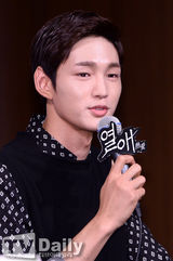 组图：少女时代徐贤红裙亮相《热恋》发布会