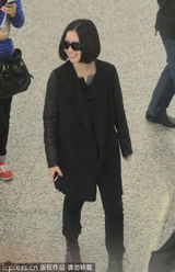 组图：姚贝娜黑装亮相上海 一路闲聊笑容不止