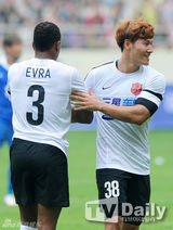 组图：朴智星领衔明星足球赛 收入捐四川灾区