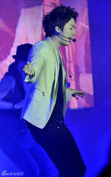 高清图：SS501金亨俊香港会歌迷 劲歌热舞亲密互动