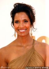 组图：艾美奖红毯 帕德玛-拉克施密古铜色长裙