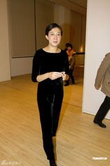 组图：吴绮莉携女看画展 小龙女抗拒镜头