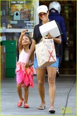 组图：46岁哈莉贝瑞透视衫秀孕肚笑容灿烂