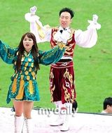 组图：刘在锡朴明秀等担任足球比赛啦啦队