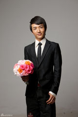 幻灯图：型男许诺登《新娘》杂志 演绎完美新郎