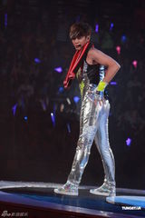 组图：罗志祥俏皮红衫红馆开唱 摔倒杨丞琳怀中